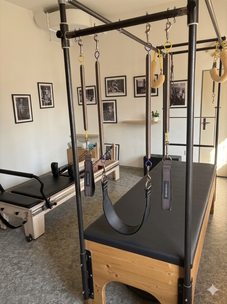 Interiér Pilates studia Jičín — přístroje Cadillac a reformer.